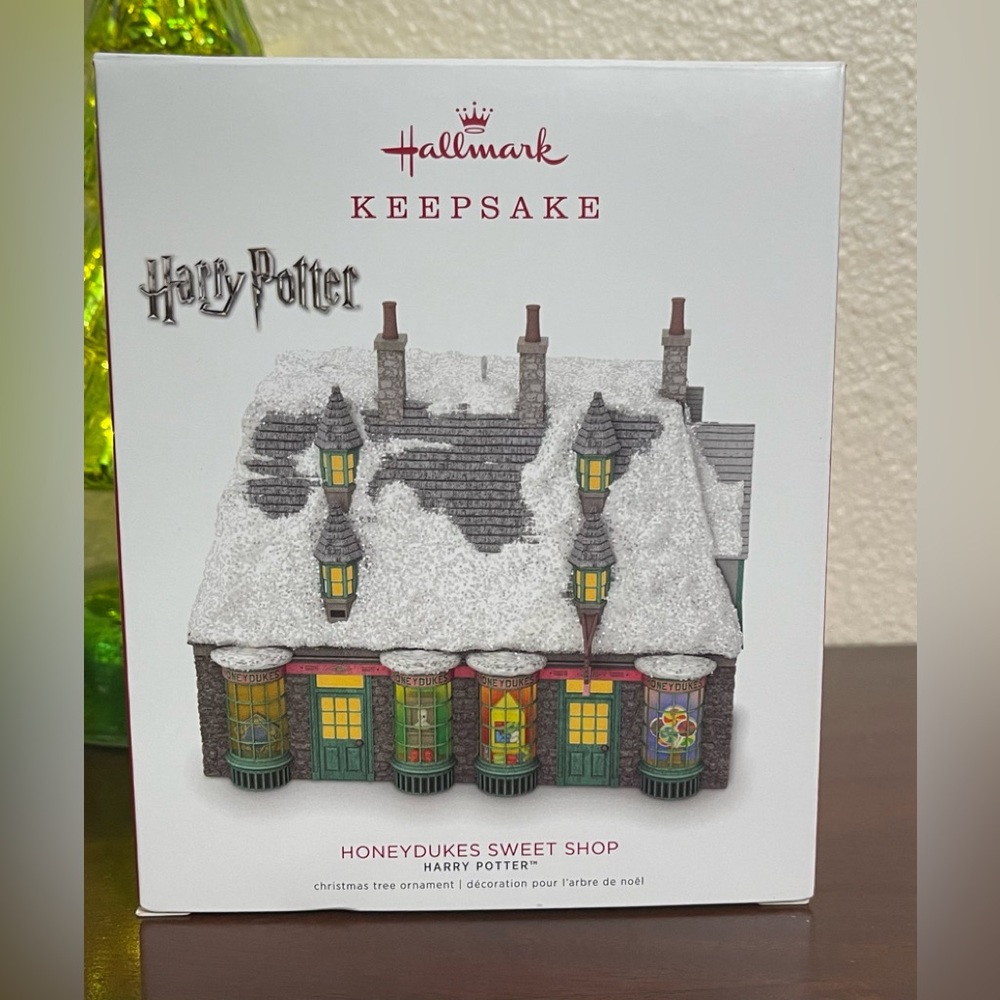 Hallmark 2018 Harry Potter Honeydukes Sweet Shop Christmas Ornament